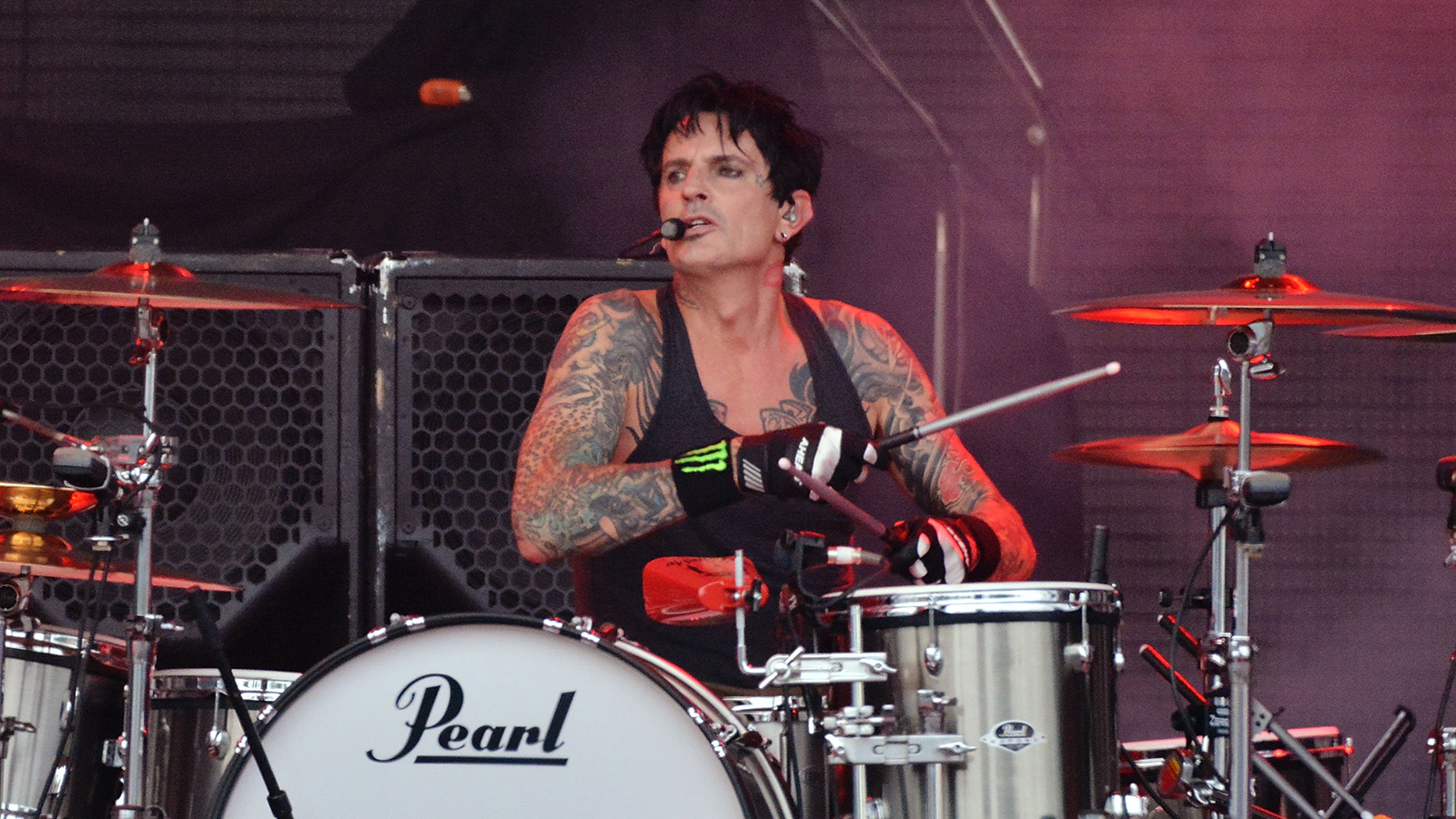 Tommy Lee's Wife Reveals How Mötley Crüe Drummer Broke His Ribs | Revolver