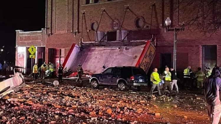 64281038-roof-of-apollo-theater-in-belvidere-illinois-collapses-prior-to-morbid-angel-show-one-fatality-reported-28-people-injured-image.jpg