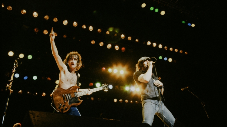 evne Smitsom sygdom Rund ned The Epic Story of 'Back in Black': How AC/DC Rose From Tragedy Stronger  Than All | Revolver