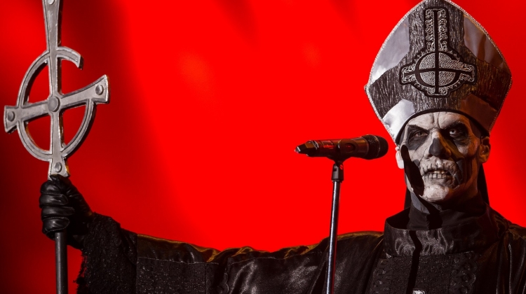 ghost papa II GETTY red, Buda Mendes/Getty Images