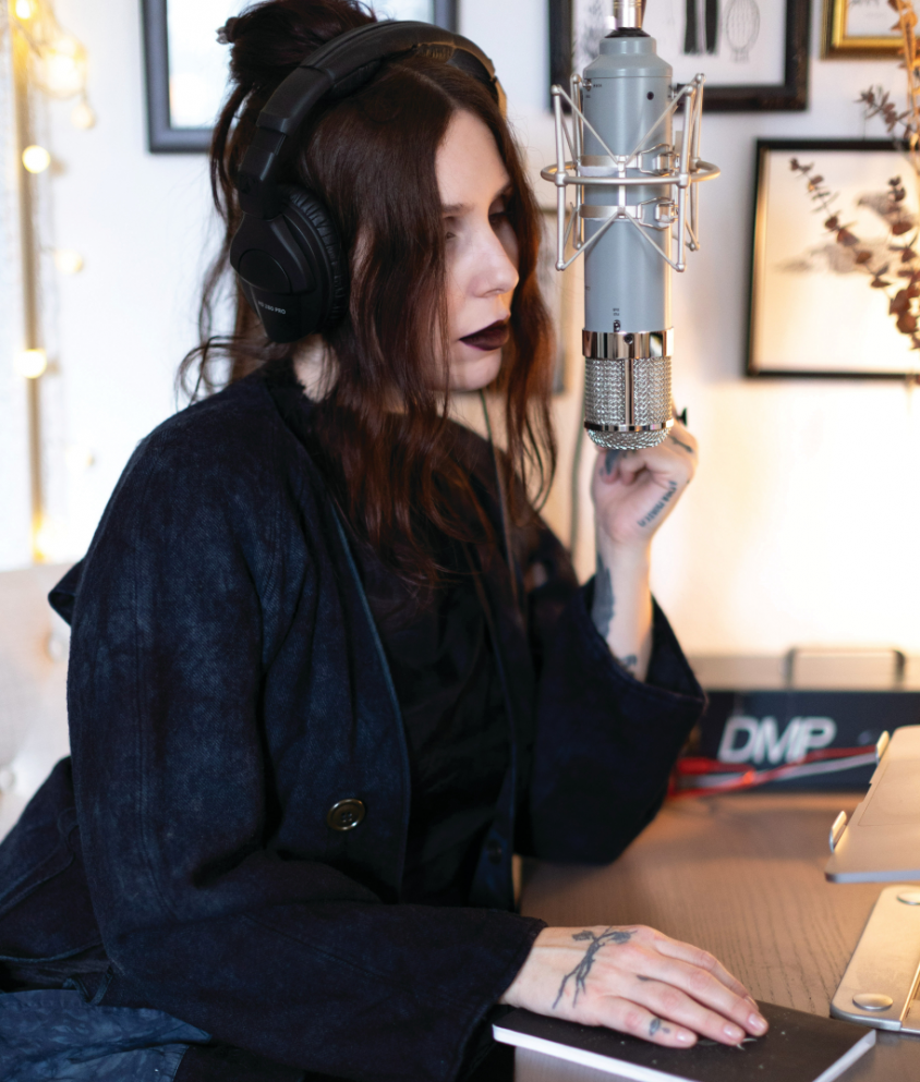 chelsea_wolfe_microphone.png
